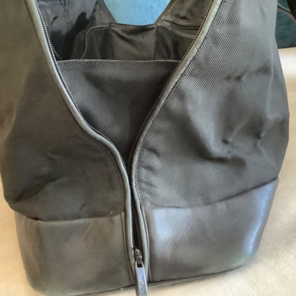 Tumi Weekender Tote Black Ballistic Nylon and Leather handles - Picture 9 of 10